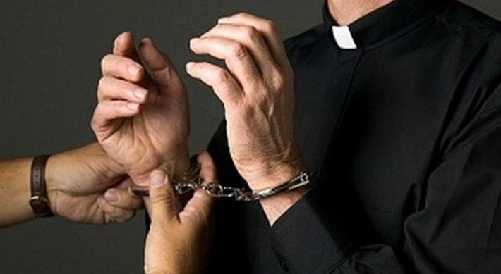 prete di catania arrestato per violenze