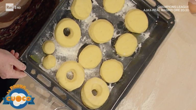 Luisanna Messeri frigge i bomboloni, la ricetta da La ...