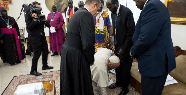 papa francesco bacia piedi