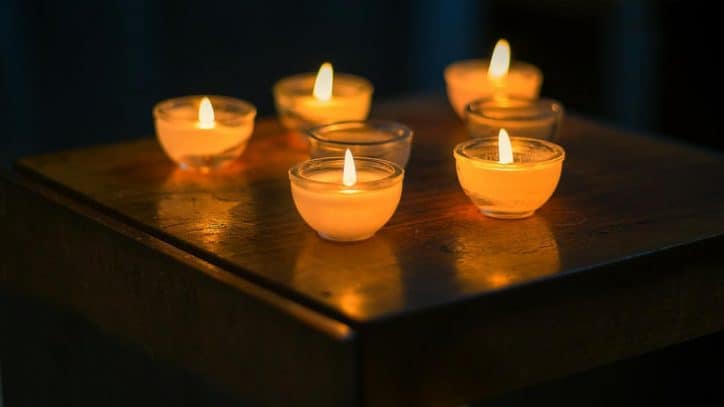 come rimuovere la cera delle candele dai mobili