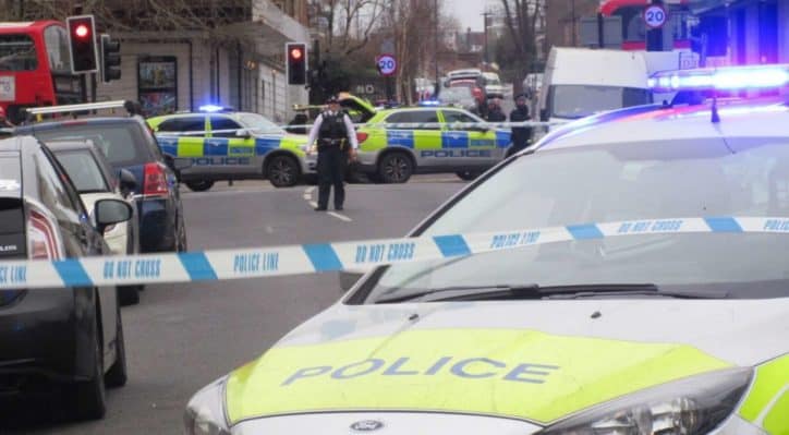 londra accoltella passanti uomo ferito