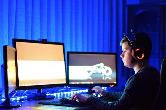 bambino al pc