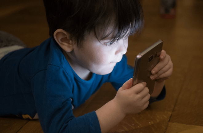 A quanti anni si può dare il cellulare ai bambini?