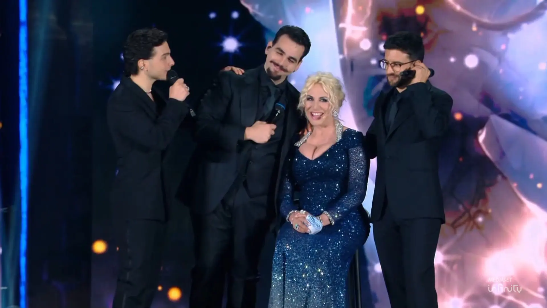 Lacrime per Antonella Clerici con l'omaggio de Il volo sul palco di Mantova  - Ultime Notizie Flash