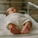 neonato abbandonato dopo il parto vicino ai rifiuti