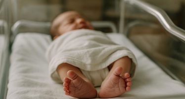 neonato abbandonato dopo il parto vicino ai rifiuti