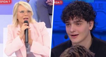 scuse maria de filippi amici 25