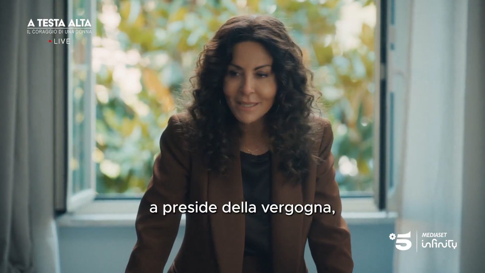 a testa alta video virginia preside